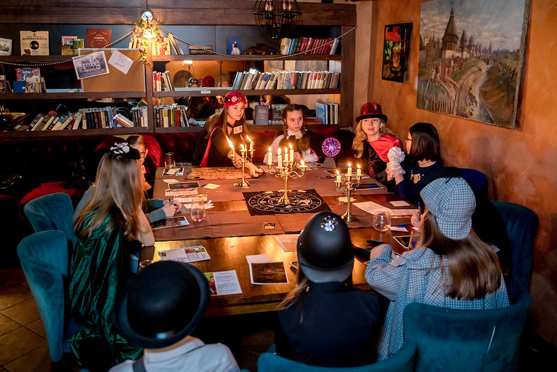 Дети разгадывают загадки в семейном квесте Хэллоуина в Одесі